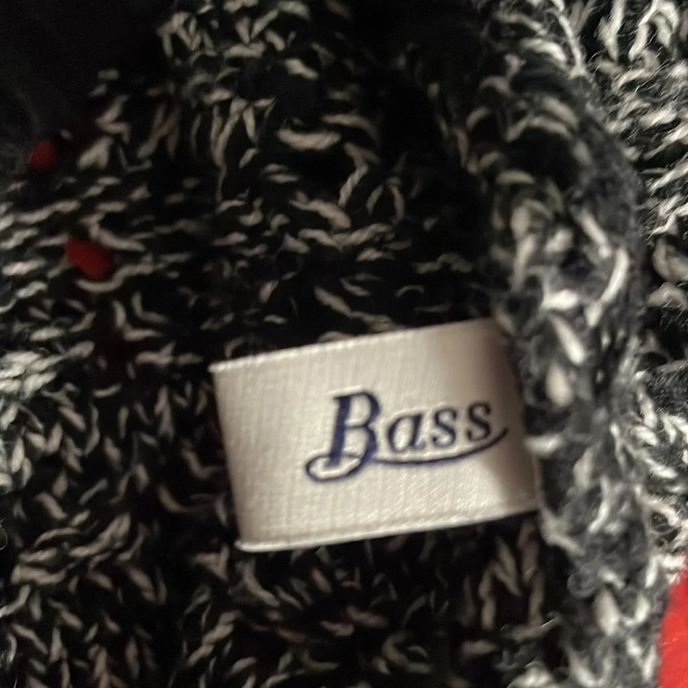 Bass Ladies XS salt & peppered knit sweater. Used but in beautiful condition.